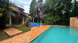 Casa para Alugar com Piscina no Condomínio Chácaras Flora