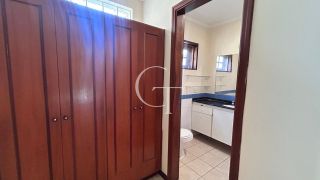 Casa para Alugar com Piscina no Condomínio Chácaras Flora