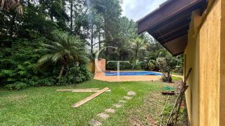 Casa para Alugar com Piscina no Condomínio Chácaras Flora