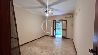 Casa para Alugar com Piscina no Condomínio Chácaras Flora