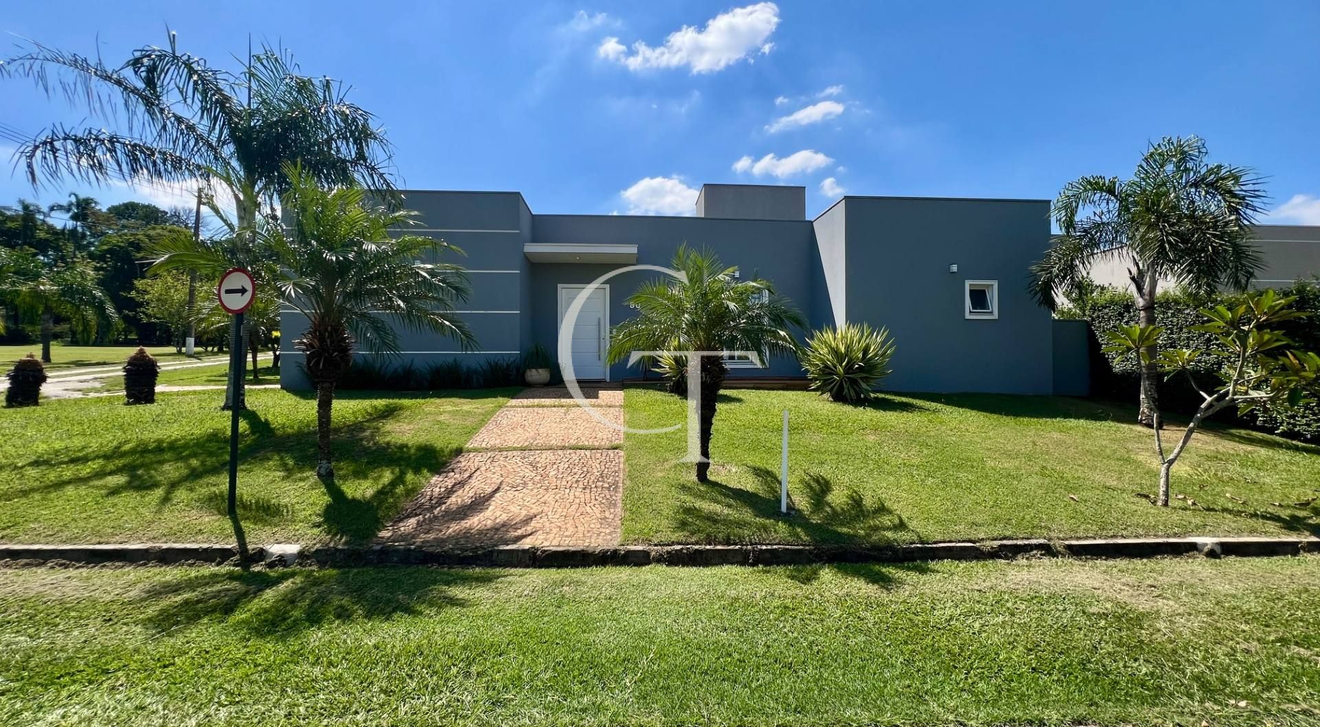 Casa térrea de esquina com piscina no Condomínio Fazenda Palmeiras Imperiais em Salto | 3 suítes | ao lado da área verde | aceita permuta