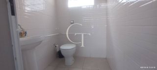 Galpão Comercial com Mezanino e Portão Alto em Localização Estratégica