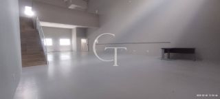 Galpão Comercial com Mezanino e Portão Alto em Localização Estratégica