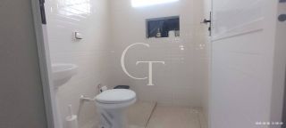 Galpão Comercial com Mezanino e Portão Alto em Localização Estratégica