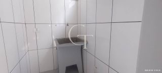 Galpão Comercial com Mezanino e Portão Alto em Localização Estratégica