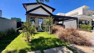 Casa Farm House térrea à venda no Condomínio UNA em Itu. Jardim com árvores frutíferas, 3 suítes e arquitetura com luz natural