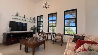 Casa Farm House térrea à venda no Condomínio UNA em Itu. Jardim com árvores frutíferas, 3 suítes e arquitetura com luz natural