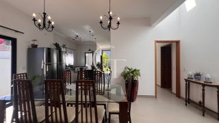 Casa Farm House térrea à venda no Condomínio UNA em Itu. Jardim com árvores frutíferas, 3 suítes e arquitetura com luz natural