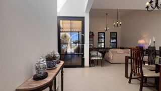 Casa Farm House térrea à venda no Condomínio UNA em Itu. Jardim com árvores frutíferas, 3 suítes e arquitetura com luz natural