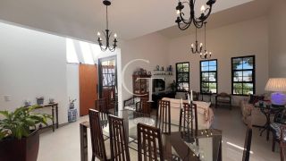 Casa Farm House térrea à venda no Condomínio UNA em Itu. Jardim com árvores frutíferas, 3 suítes e arquitetura com luz natural