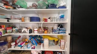 Casa Farm House térrea à venda no Condomínio UNA em Itu. Jardim com árvores frutíferas, 3 suítes e arquitetura com luz natural