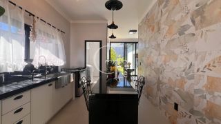 Casa Farm House térrea à venda no Condomínio UNA em Itu. Jardim com árvores frutíferas, 3 suítes e arquitetura com luz natural