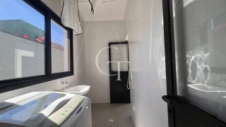 Casa Farm House térrea à venda no Condomínio UNA em Itu. Jardim com árvores frutíferas, 3 suítes e arquitetura com luz natural