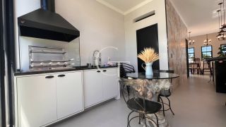 Casa Farm House térrea à venda no Condomínio UNA em Itu. Jardim com árvores frutíferas, 3 suítes e arquitetura com luz natural