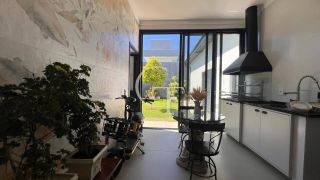 Casa Farm House térrea à venda no Condomínio UNA em Itu. Jardim com árvores frutíferas, 3 suítes e arquitetura com luz natural