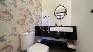 Casa Farm House térrea à venda no Condomínio UNA em Itu. Jardim com árvores frutíferas, 3 suítes e arquitetura com luz natural