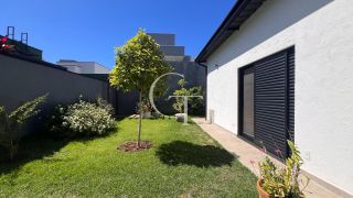 Casa Farm House térrea à venda no Condomínio UNA em Itu. Jardim com árvores frutíferas, 3 suítes e arquitetura com luz natural