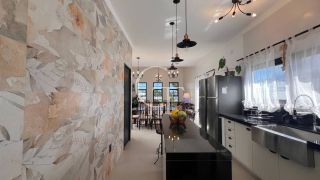 Casa Farm House térrea à venda no Condomínio UNA em Itu. Jardim com árvores frutíferas, 3 suítes e arquitetura com luz natural