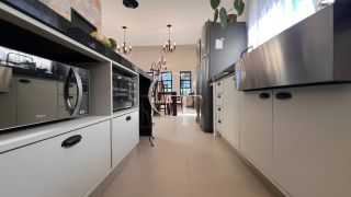 Casa Farm House térrea à venda no Condomínio UNA em Itu. Jardim com árvores frutíferas, 3 suítes e arquitetura com luz natural