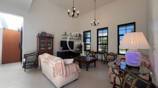 Casa Farm House térrea à venda no Condomínio UNA em Itu. Jardim com árvores frutíferas, 3 suítes e arquitetura com luz natural