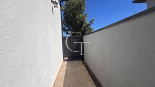 Casa Farm House térrea à venda no Condomínio UNA em Itu. Jardim com árvores frutíferas, 3 suítes e arquitetura com luz natural