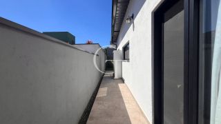 Casa Farm House térrea à venda no Condomínio UNA em Itu. Jardim com árvores frutíferas, 3 suítes e arquitetura com luz natural