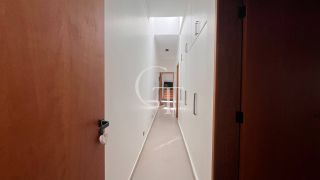 Casa Farm House térrea à venda no Condomínio UNA em Itu. Jardim com árvores frutíferas, 3 suítes e arquitetura com luz natural