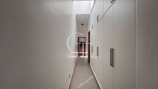 Casa Farm House térrea à venda no Condomínio UNA em Itu. Jardim com árvores frutíferas, 3 suítes e arquitetura com luz natural