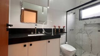 Casa Farm House térrea à venda no Condomínio UNA em Itu. Jardim com árvores frutíferas, 3 suítes e arquitetura com luz natural