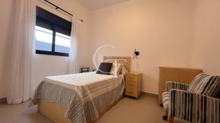 Casa Farm House térrea à venda no Condomínio UNA em Itu. Jardim com árvores frutíferas, 3 suítes e arquitetura com luz natural