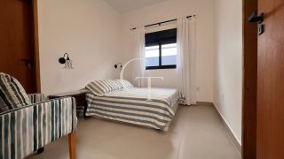 Casa Farm House térrea à venda no Condomínio UNA em Itu. Jardim com árvores frutíferas, 3 suítes e arquitetura com luz natural