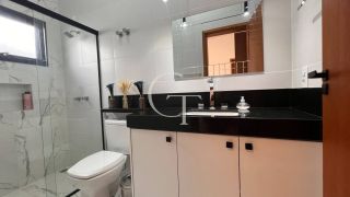 Casa Farm House térrea à venda no Condomínio UNA em Itu. Jardim com árvores frutíferas, 3 suítes e arquitetura com luz natural