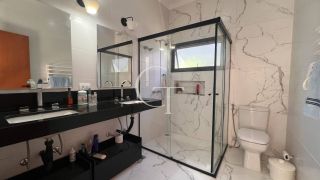 Casa Farm House térrea à venda no Condomínio UNA em Itu. Jardim com árvores frutíferas, 3 suítes e arquitetura com luz natural