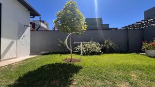 Casa Farm House térrea à venda no Condomínio UNA em Itu. Jardim com árvores frutíferas, 3 suítes e arquitetura com luz natural