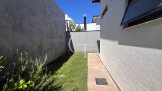 Casa Farm House térrea à venda no Condomínio UNA em Itu. Jardim com árvores frutíferas, 3 suítes e arquitetura com luz natural