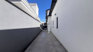 Casa Farm House térrea à venda no Condomínio UNA em Itu. Jardim com árvores frutíferas, 3 suítes e arquitetura com luz natural