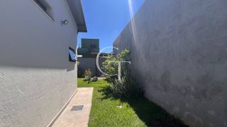 Casa Farm House térrea à venda no Condomínio UNA em Itu. Jardim com árvores frutíferas, 3 suítes e arquitetura com luz natural