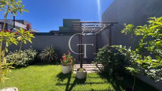 Casa Farm House térrea à venda no Condomínio UNA em Itu. Jardim com árvores frutíferas, 3 suítes e arquitetura com luz natural