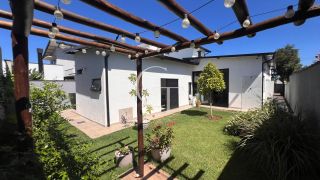 Casa Farm House térrea à venda no Condomínio UNA em Itu. Jardim com árvores frutíferas, 3 suítes e arquitetura com luz natural