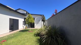 Casa Farm House térrea à venda no Condomínio UNA em Itu. Jardim com árvores frutíferas, 3 suítes e arquitetura com luz natural