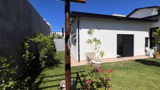 Casa Farm House térrea à venda no Condomínio UNA em Itu. Jardim com árvores frutíferas, 3 suítes e arquitetura com luz natural