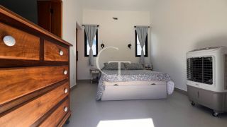 Casa Farm House térrea à venda no Condomínio UNA em Itu. Jardim com árvores frutíferas, 3 suítes e arquitetura com luz natural