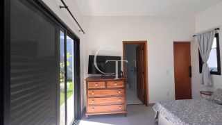 Casa Farm House térrea à venda no Condomínio UNA em Itu. Jardim com árvores frutíferas, 3 suítes e arquitetura com luz natural