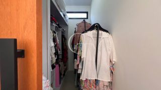 Casa Farm House térrea à venda no Condomínio UNA em Itu. Jardim com árvores frutíferas, 3 suítes e arquitetura com luz natural