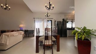 Casa Farm House térrea à venda no Condomínio UNA em Itu. Jardim com árvores frutíferas, 3 suítes e arquitetura com luz natural