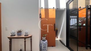 Casa Farm House térrea à venda no Condomínio UNA em Itu. Jardim com árvores frutíferas, 3 suítes e arquitetura com luz natural