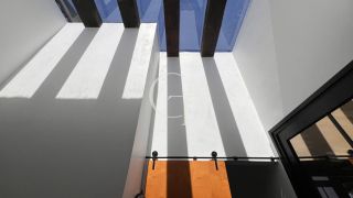 Casa Farm House térrea à venda no Condomínio UNA em Itu. Jardim com árvores frutíferas, 3 suítes e arquitetura com luz natural