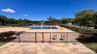 Casa Farm House térrea à venda no Condomínio UNA em Itu. Jardim com árvores frutíferas, 3 suítes e arquitetura com luz natural