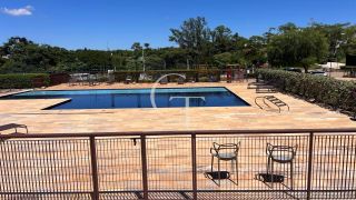 Casa Farm House térrea à venda no Condomínio UNA em Itu. Jardim com árvores frutíferas, 3 suítes e arquitetura com luz natural