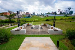 Casa Farm House térrea à venda no Condomínio UNA em Itu. Jardim com árvores frutíferas, 3 suítes e arquitetura com luz natural